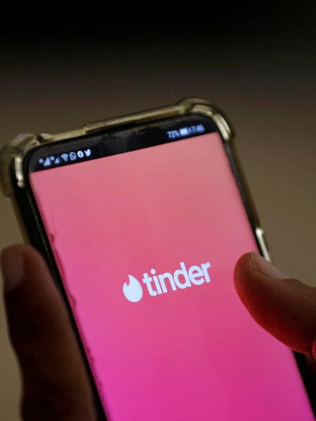 App Tinder em tela de celular