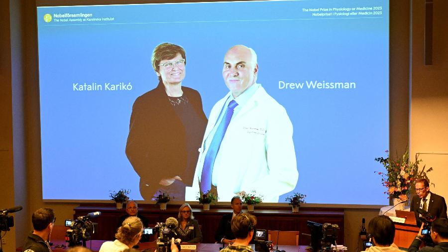 Katalin Kariko e Drew Weissman ganham o Prêmio Nobel de Fisiologia ou Medicina de 2023 no Instituto Karolinska em Estocolmo, Suécia, em 2 de outubro de 2023