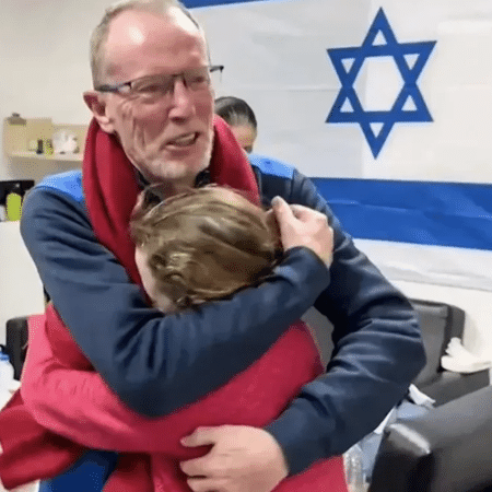 Emily Hand abraçando o pai depois de ser libertada pelo Hamas