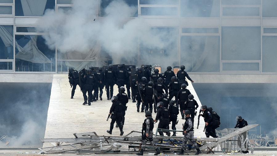 Policiais confrontam invasores do Palácio do Planalto, em Brasília, em atos golpistas de 8 de janeiro (8/1)