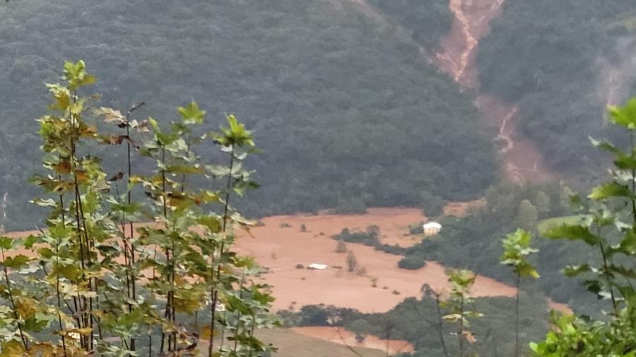 A mãe e os avós da gaúcha Laura Ferri estão ilhados na casa à direita, na zona rural de Bento Gonçalves (RS)