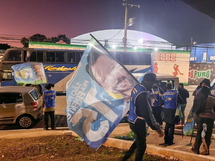 Ônibus com servidores do Centro de Apoio ao Trabalhador na porta de ato de campanha de Ricardo NunesM