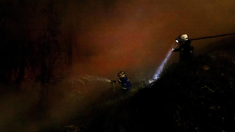 Bombeiros enfrentam incêndio florestal em Quito, Equador