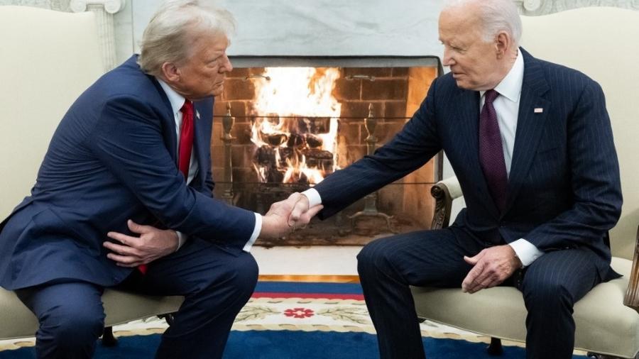 O presidente dos EUA, Joe Biden, aperta a mão do presidente eleito dos EUA, Donald Trump, durante uma reunião no Salão Oval da Casa Branca em Washington, DC, em 13 de novembro de 2024