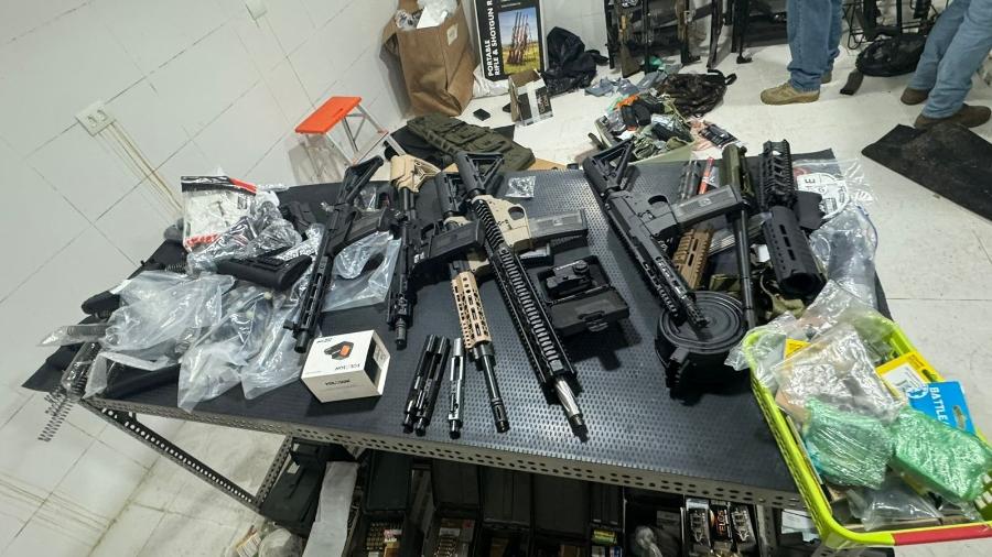 Armas encontradas pela polícia em bunker na casa de um CAC em Santo Amaro, em São Paulo