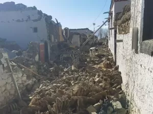 Desespero, prédios desabados e destroços: as imagens de terremoto no Tibete