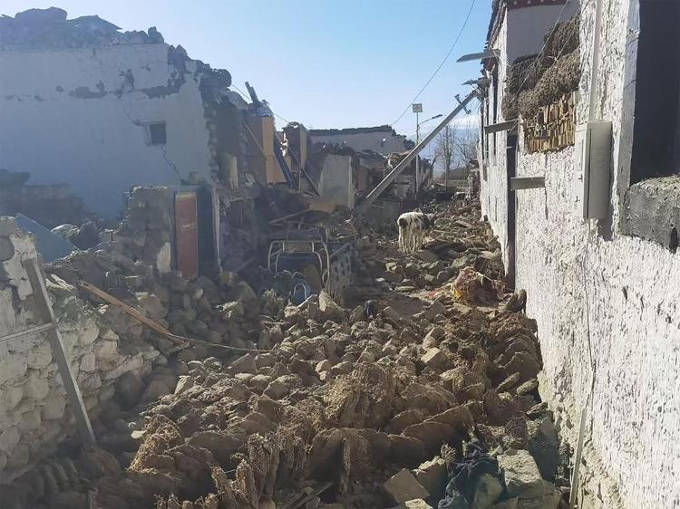 Casas ficaram destruídas após tremor na cidade de Shigatse