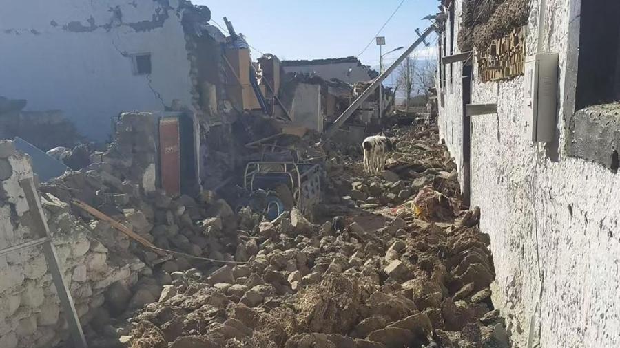 Casas ficaram destruídas após tremor na cidade de Shigatse -  Handout / AFP