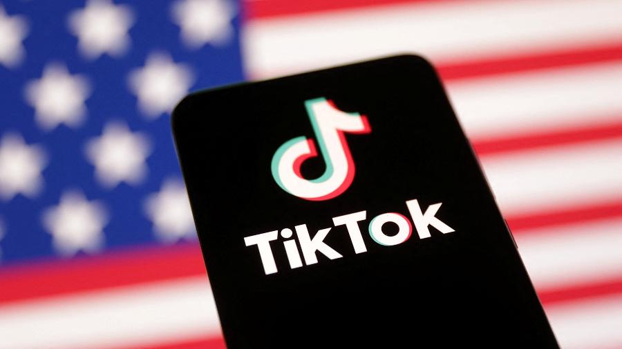 Logotipo do TikTok com a bandeira dos EUA em segundo plano