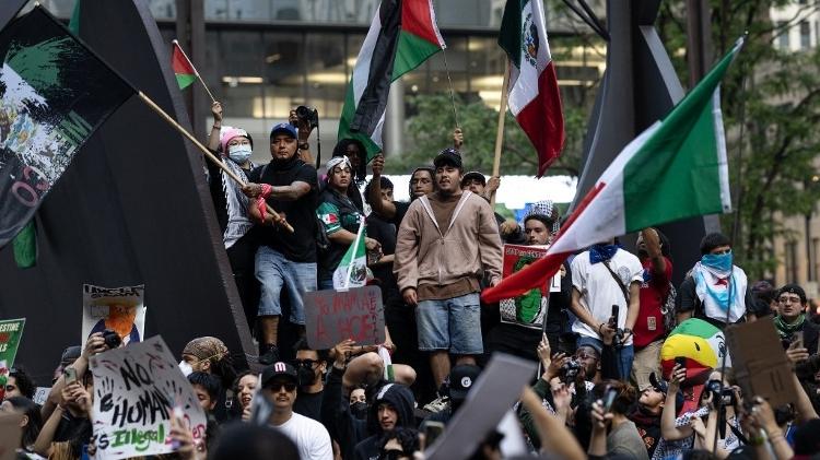 10.jun.2025 - Protesto nas ruas de Chicago defende os direitos dos imigrantes 10.jun.2025 - Protesto nas ruas de Chicago defende os direitos dos imigrantes