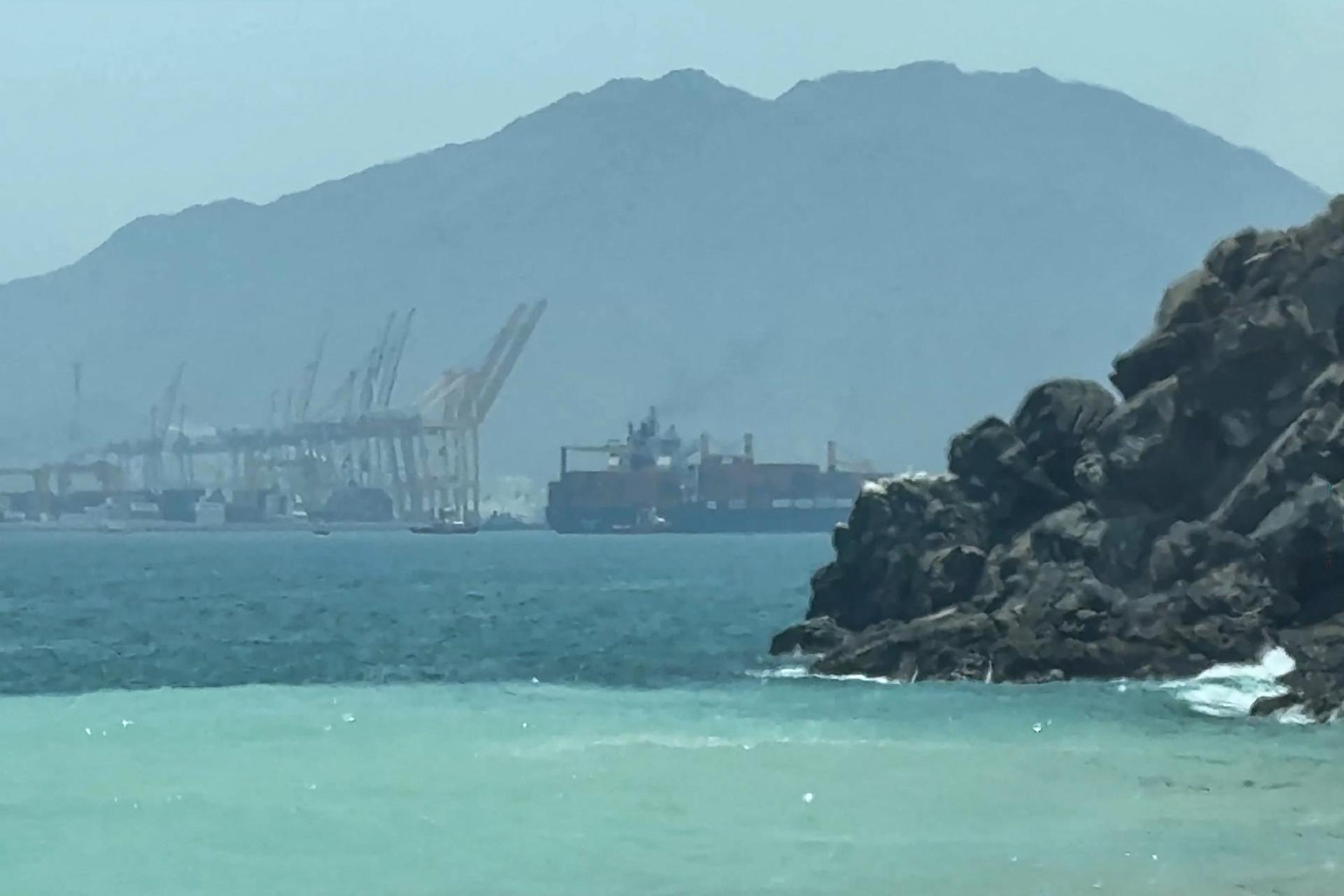 Imagem capturada de um vídeo da AFPTV em 12 de julho de 2026 mostra um navio navegando perto do Estreito de Ormuz, na costa leste dos Emirados Árabes Unidos, em Khor Fakkan. - undefined