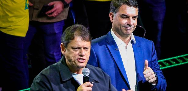 Flávio Bolsonaro depende de Tarcísio para chegar no 2º turno, diz professor