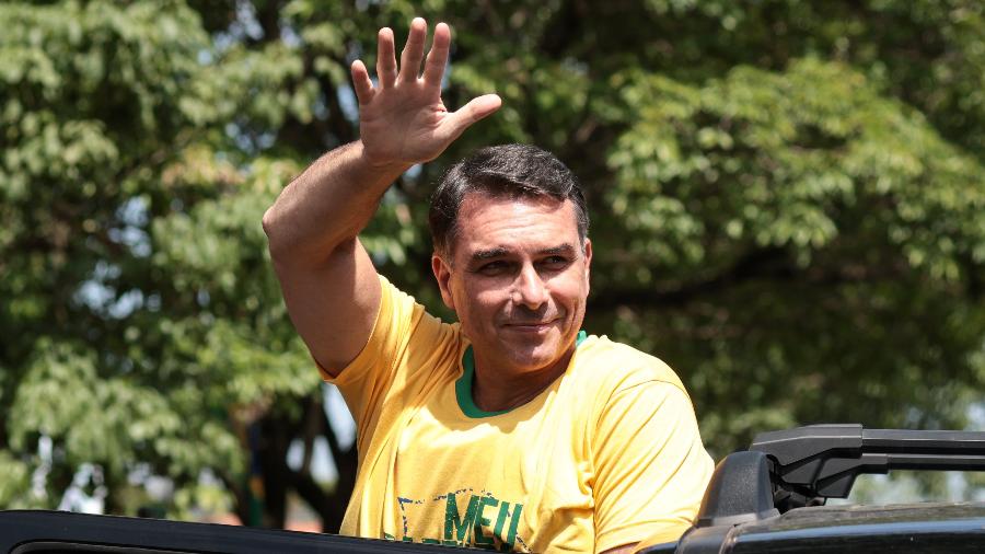 Flávio Bolsonaro durante ato de campanha para o 1º turno em Santa Catarina