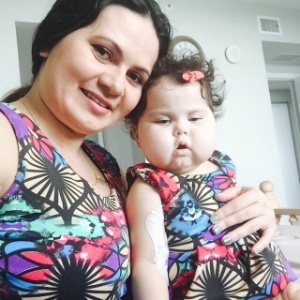 A bebê Sofia Gonçalves de Lacerda ao lado da mãe, Patrícia, após ter alta médica - Arquivo pessoal