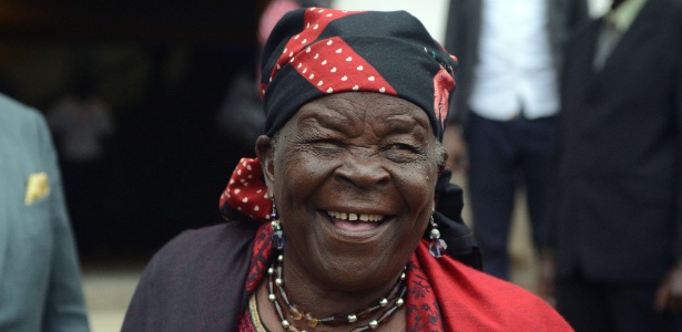 Mama Sarah, a avó de Barack Obama por parte de pai, sorri às vésperas de visita do presidente americano ao Quênia