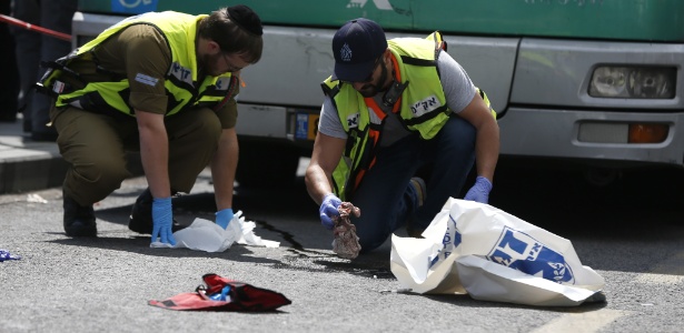 Forças de segurança israelenses e polícia forense recolhem objetos em local de esfaqueamento de um homem israelense por um árabe, em Jerusalém - Ahmad Gharabli/AFP