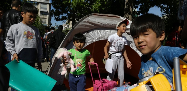 Crianças refugiadas em Atenas brincam em barraca montada na praça em frente ao ginásio olímpico Galatsi, que foi aberto para abrigas famílias de imigrantes - Thanassis Stavrakis - 1.out.2015/AP