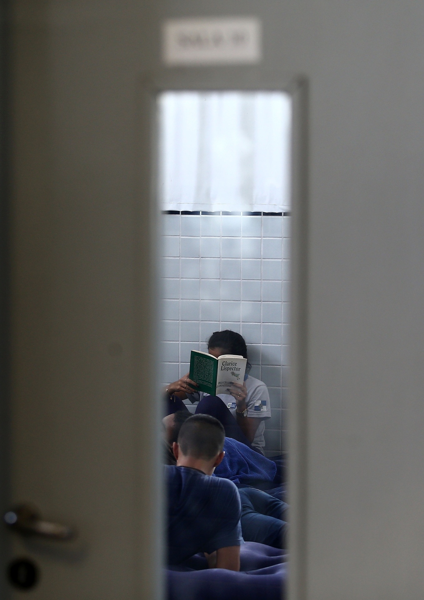 29.mar.2016 - A Escola Prefeito Mendes de Moraes, na Ilha do Governador, está tomada por cerca de cem  estudantes desde o dia 21. O colégio tem sala de dança e laboratório de informática, mas, segundo os alunos, nunca foram abertos para eles.  A secretaria pediu a reintegração de posse das escolas ocupadas - WiltonJunior/Estadão Conteúdo