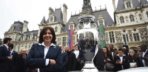 A prefeita de Paris, Anne Hidalgo, posa ao lado do troféu da Uefa Euro 2016 em frente à Prefeitura