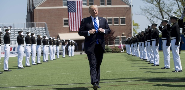 17.mai.2017 - Donald Trump chega para formatura de agentes da Guarda Costeira dos Estados Unidos em New London, Connecticut - AFP/Saul Loeb