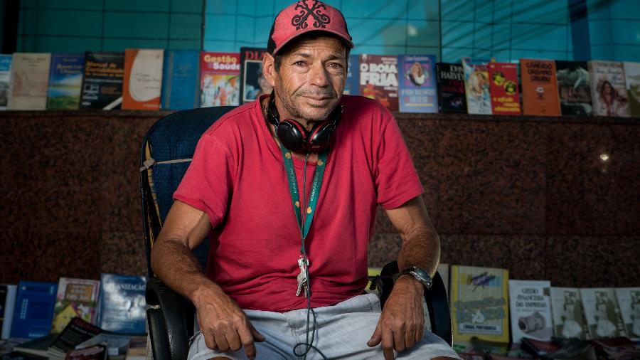 Odilon Tavares é ex-servente de pedreiro e montou um sebo improvisado na calçada de uma rua em área nobre de Belo Horizonte com livros achados no lixo (2018) - Alexandre Rezende/UOL