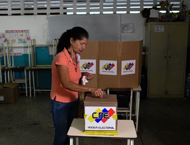 Mulher deposita seu voto na urna em Caracas, Venezuela - Federico Parra/AFP