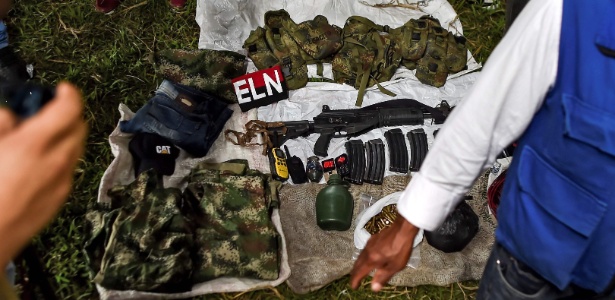 06.jul.2018 - Povos indígenas do grupo étnico da Nasa se preparam para destruir armas, uniformes e explosivos apreendidos de guerrilheiros do ELN - LUIS ROBAYO/AFP