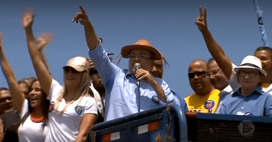 26.out.2018 - No penúltimo dia de campanha, o candidato do MDB ao GDF, Ibaneis Rocha, escolheu Ceilândia, maior colégio eleitoral do DF, para conversar com a população.