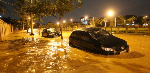 Chuva causa alagamento na Avenida Professor Clóvis Salgado, em Belo Horizonte - 15.nov.2018 - JÚNIA GARRIDO/FUTURA PRESS/FUTURA PRESS/ESTADÃO CONTEÚDO