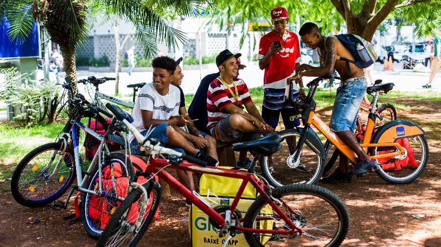 Bikeboys criaram um ponto entre as ruas Gomes de Carvalho e Vicente Pinzon, onde esperam a hora do almoço e do jantar - Tiago Queiroz/Estadão Conteúdo