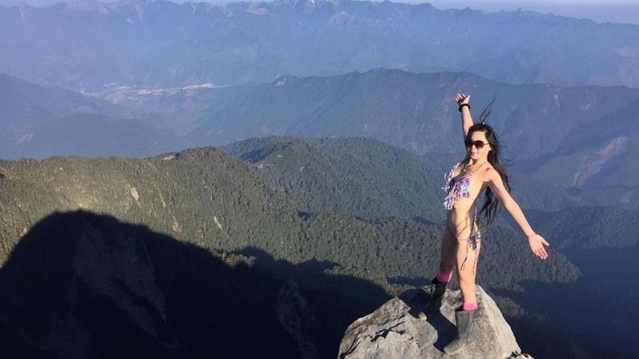 Gigi Wu, conhecida como a "alpinista de biquíni", posta foto em montanha - Reprodução/Facebook