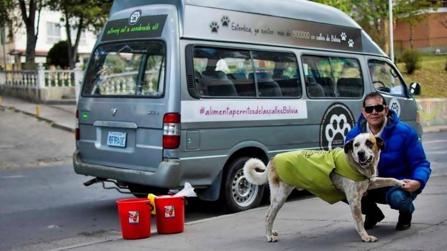 Fernando Kushner dedica várias horas por dia para alimentar cachorros que vivem nas ruas de La Paz - BBC