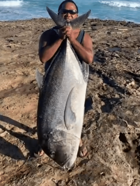 Peixe gigante de quase 50 kg é pescaso no Havaí - Reprodução/HawaiiNews