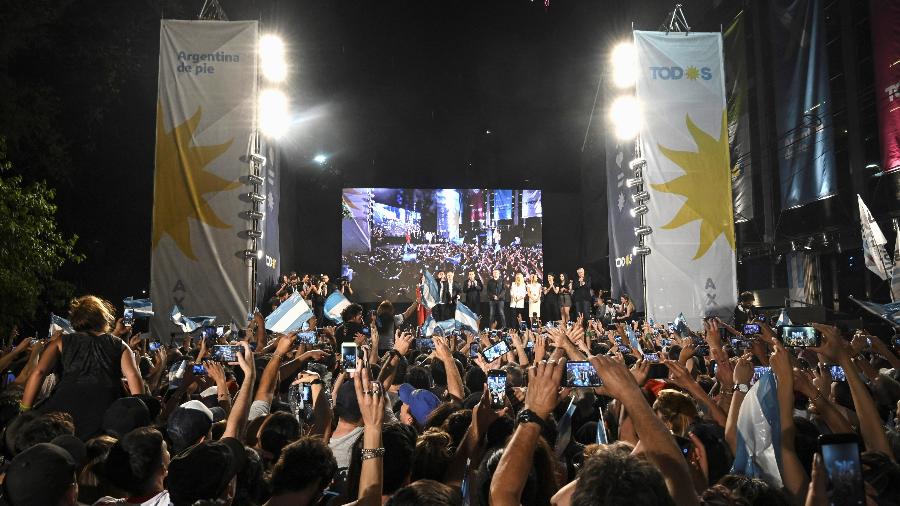 Apoiadores do presidente eleito da Argentina Alberto Fernández após o resultado da votação - Magali Druscovich/Reuters