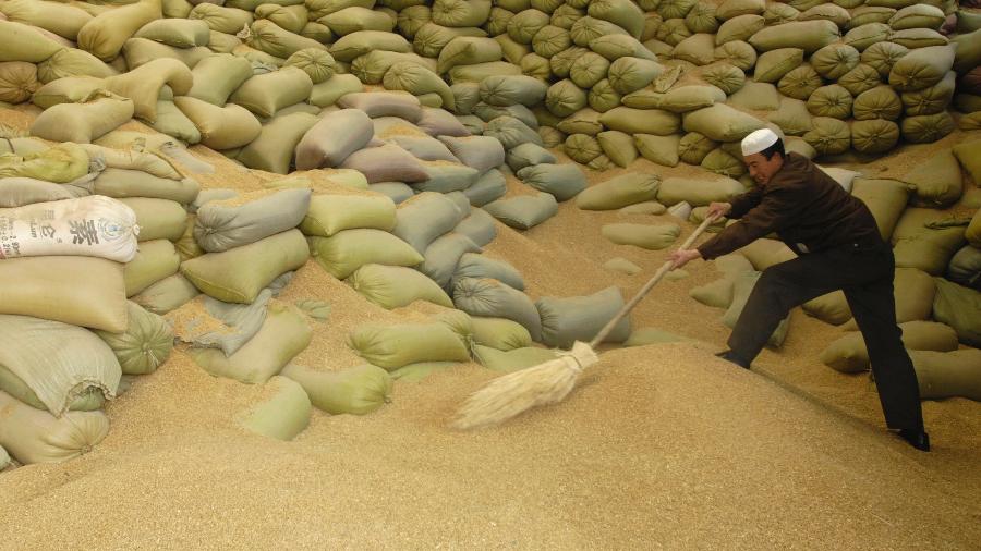 Trabalhador em armazém com reservas de grãos na província de Qinghai, atingida pelo tremor  - Stringer Shanghai