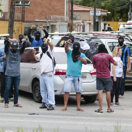 Encapuzados, policiais cearenses amotinados fazem protesto por reajuste salarial em Fortaleza - João Dijorge/Photopress/Estadão Conteúdo