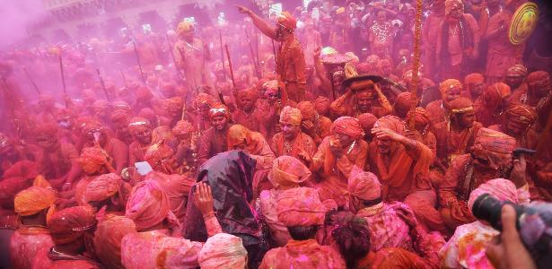 Indianos celebram o Holi, o festival da cor, apesar do coronavírus