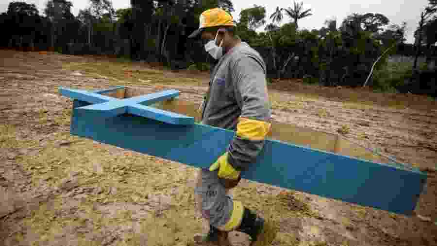 Coveiro em cemitério de Manaus - Reuters