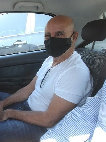 Usando máscara de proteção, o ex- assessor parlamentar Fabrício Queiroz dentro de carro do Tribunal de Justiça do Rio - Wilton Junior/Estadão Conteúdo