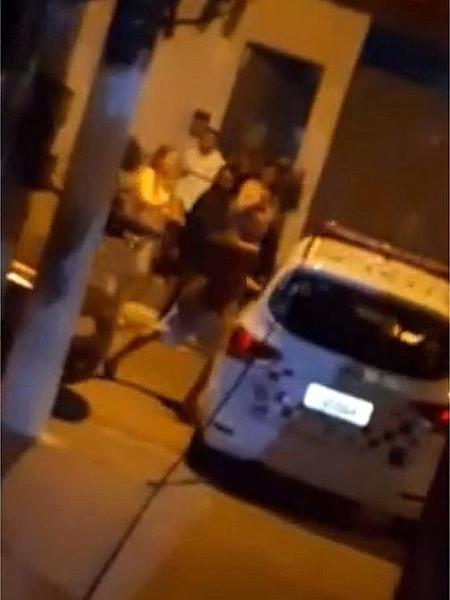 Homem dá soco em policial que estava em viatura durante confusão na Zona Oeste - Reprodução/TV Globo