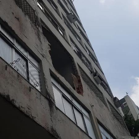 Carro despencou 10 metros do estacionamento de um prédio em Salvador (BA) - Divulgação/PMBA