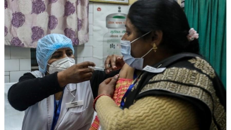 Enfermeira indiana aplica vacina - EPA