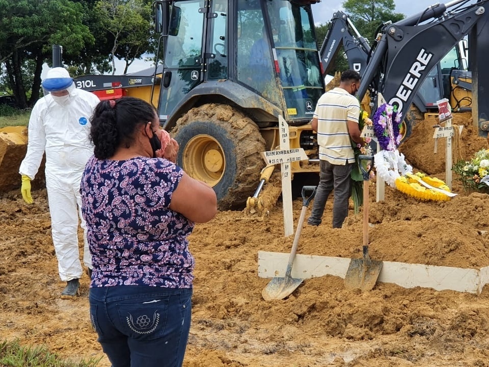 Famílias seguem em saga por oxigênio no pior dia da pandemia em Manaus