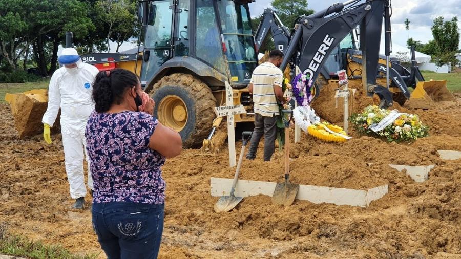 Cemitérios de Manaus registram novo crescimento exponencial do número de sepultamentos - Carlos Madeiro/UOL