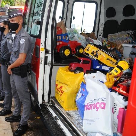 Policiais entregam doações feitas para menino que era mantido em barril em Campinas  - Felipe de Souza/UOL
