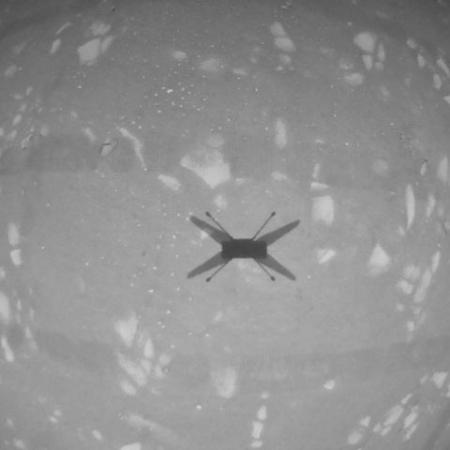 Imagem da sombra do Ingenuity, capturada pelo helicóptero em seu terceiro voo em Marte - NASA/JPL-Caltech