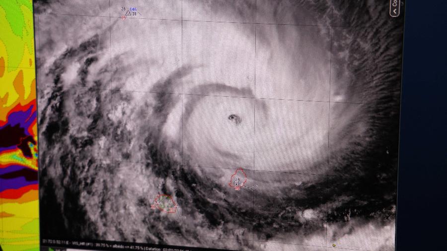 Imagem tirada de um computador do serviço meteorológico francês mostra Batsirai, um ciclone tropical que se formou no Oceano Índico - Richard Bouhet/AFP