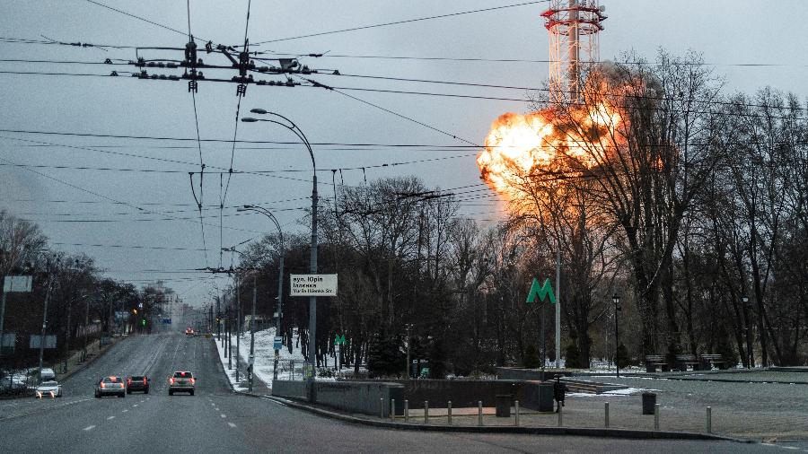 Explossão em torre de TV em Kiev - CARLOS BARRIA/REUTERS