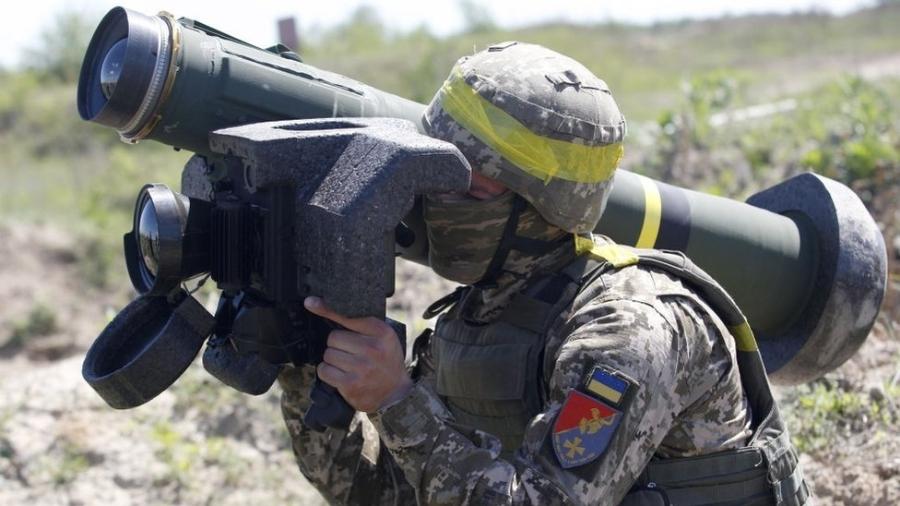 Um soldado ucraniano segurando um sistema de mísseis antitanque Javelin durante exercícios militares em 2021 - Getty Images
