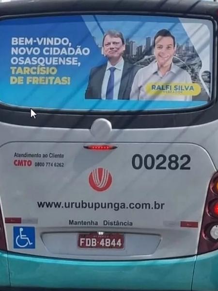 Imagem em ônibus com o ex-ministro Tarcísio de Freitas e o vereador Ralfi Silva - Reprodução/Redes sociais